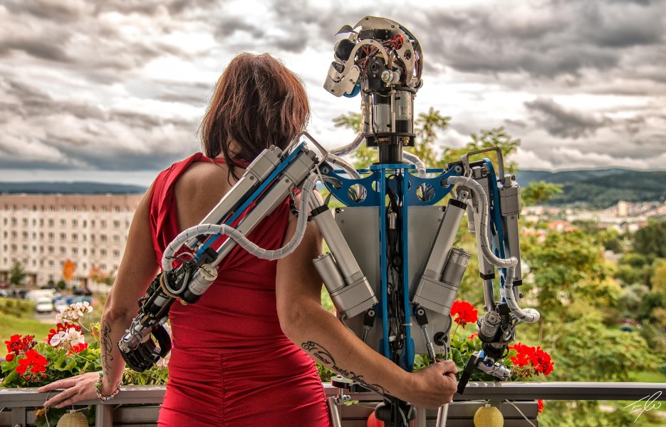 humanoider Roboter mit menschlicher Freundin / Foto: Ephraim Winges