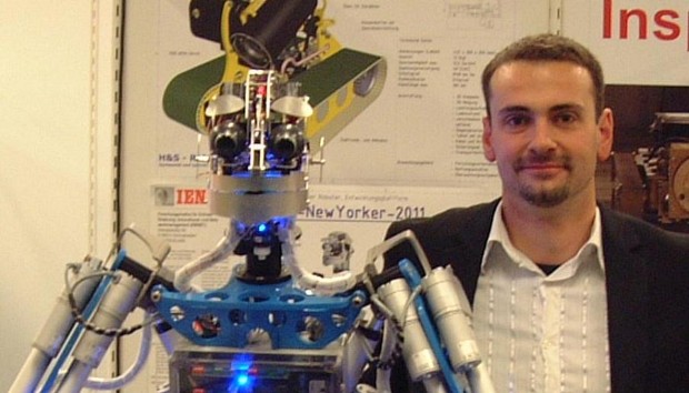 menschenähnlicher Roboter Double-B und Firmengründer Ben Schaefer